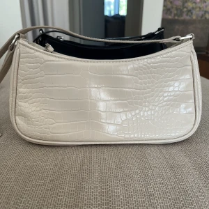 Handväska - Handväska fr Monki