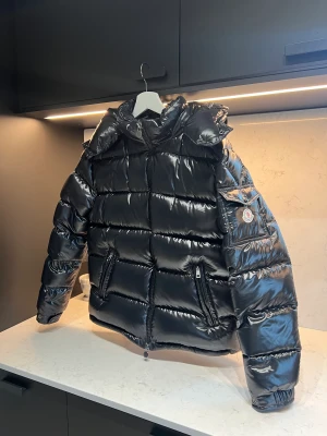 Moncler jacka - Säljer nu min maya moncler jacka då den inte kommer till användning. Använd en gång pga att jag köpt fel storlek.  Pris går att disskutera och frakt tillkommer.