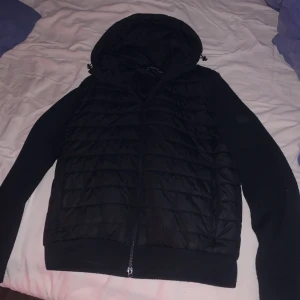 J.Linderberg Cardigan  - Säljer min J.Linderberg Cardigan pga av att den inte har kommit till användning. Ny pris 2,600 mitt pris 1,500. Pris kan diskuteras vid snabb affär. Skriv gärna för fler frågor 