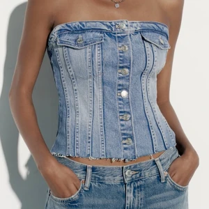 Jättefin jeanstopp  - Såå fin topp som man kan ha till fester eller bara hemma🥰 andvänt 2 ggr så jättebra skick!! Säljs eftersom de tyvärr inte passar mig. Kom privat för egna bilder!