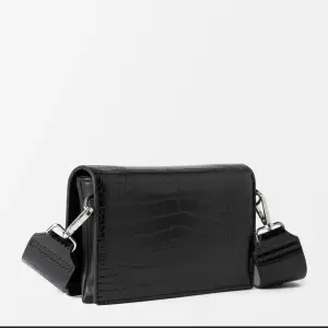 Säljer denna svarta väskan som max använts 5 gånger, den är i bra skick och är ifrån Åhléns och ordinarie pris är 499kr!!💗🪩