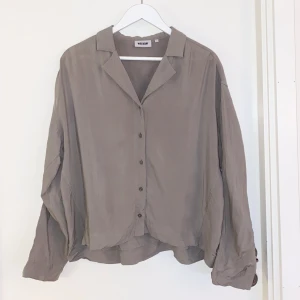 Skjorta från Weekday - Skjorta från weekday i en superfin greige färg, storlek S. 