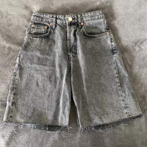 Högmidjade gråa bermuda shorts från Zara i stl 36🖤 De har flera knappar istället för dragkedja! Midja: 33 cm Total längd: 48 cm