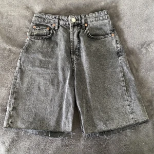 Gråa högmidjade bermuda shorts🤍 - Högmidjade gråa bermuda shorts från Zara i stl 36🖤 De har flera knappar istället för dragkedja! Midja: 33 cm Total längd: 48 cm