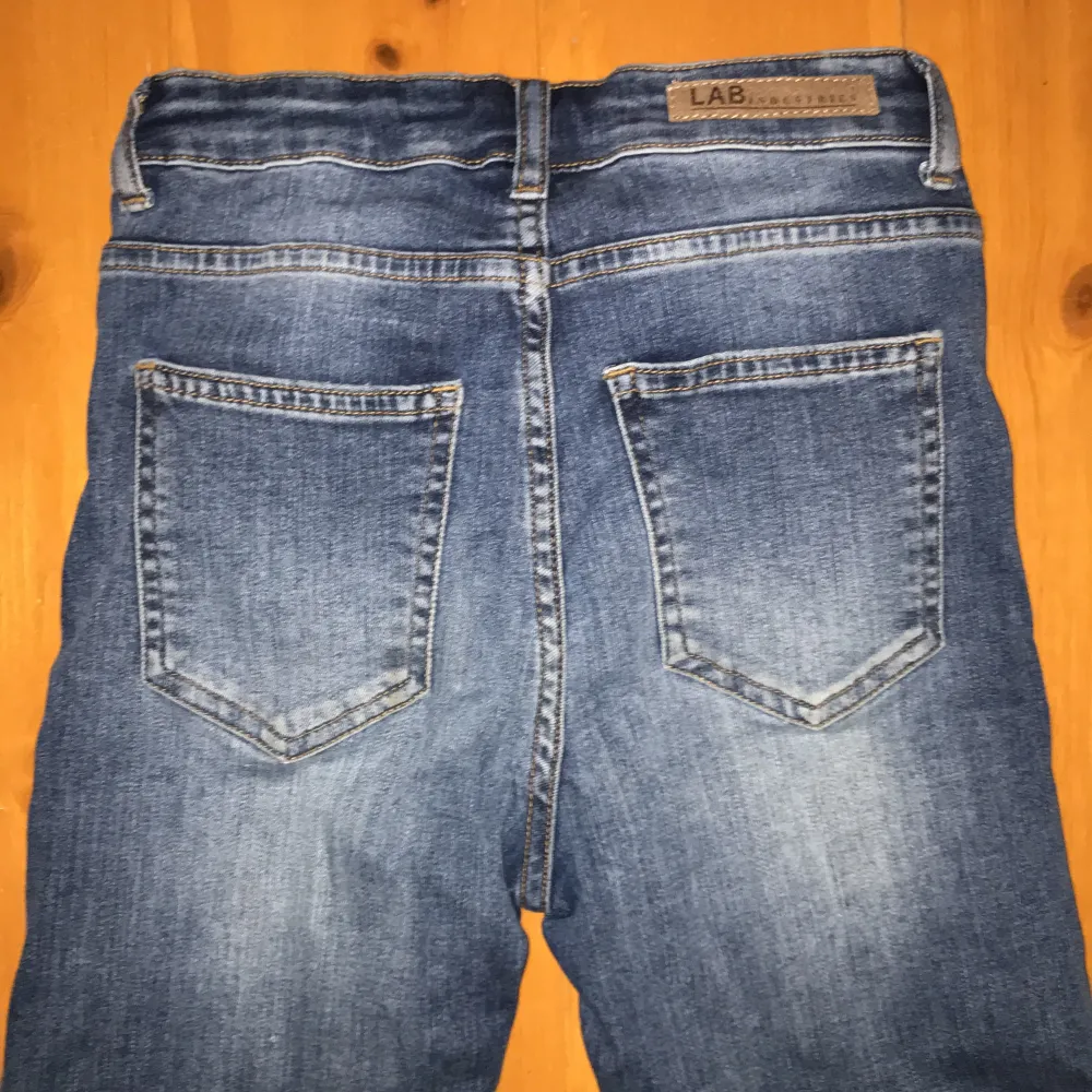 Säljer dessa jeans från Kappahl i storlek 152 med slits nertill💕. Jeans & Byxor.