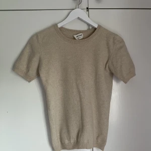 Soft goat t shirt - En väl använd softgoat t shirt som jag säljer! Den har en liten fläck på samt lite krymt  men storleken är fortfarande densamma  annars är den fin bara lite småfel som knappt märks av!❤️