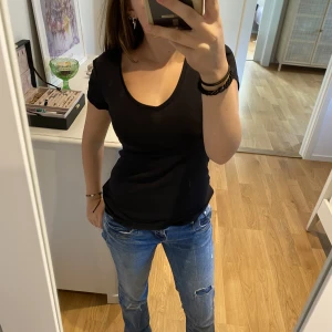 basic svart tshirt  - basic svart tshirt som ja säljer för ja har typ tio olika svarta tshirts 