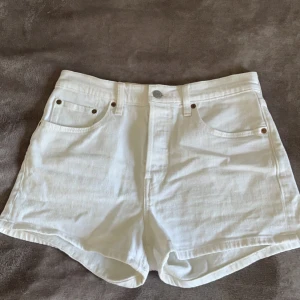 Shorts  - Snygga Levis shorts. Andvända ett fåtalgånger. Säljer pågrund av att de inte passar på mig längre. Storlek S/M