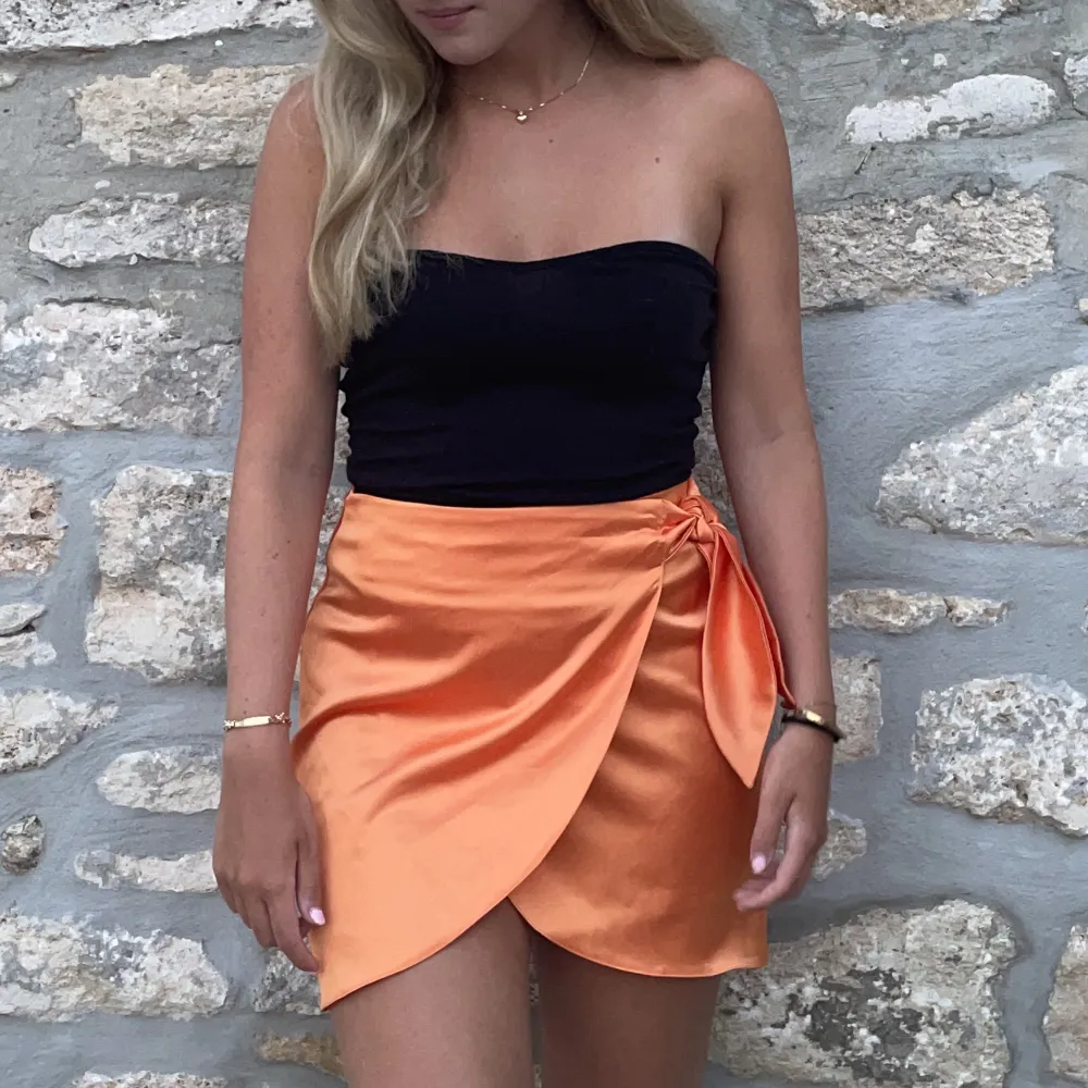 säljer denna orange kjol från Asos i silke/satin. Storlek 36 och endast använd en gång!❤️. Kjolar.