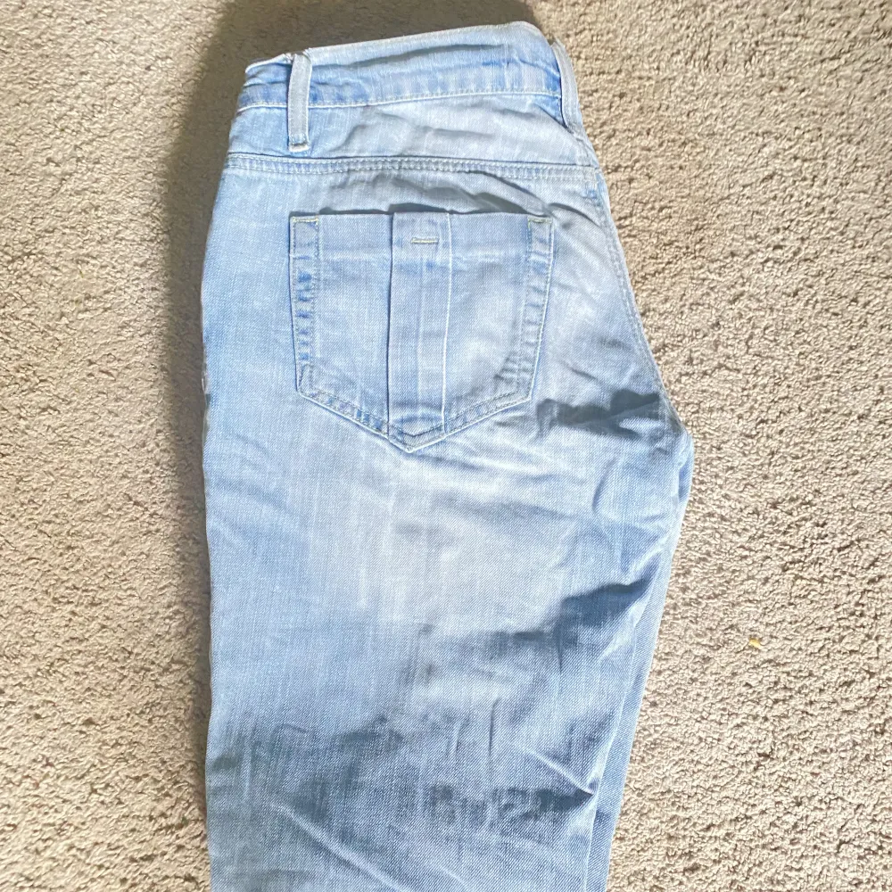 Säljer dessa lågmidjade jeans som är från Gina med sjukt snygga fickor som inte säljs längre . Jeans & Byxor.