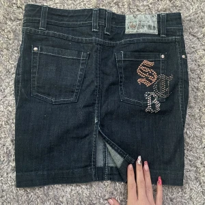 superfin jeanskjol - midjemått 78 cm och längd 80 cm!! en supersöt kjol men superfina detaljer samt en slitt där bak, köpt secondhand men ja själv har aldrig använt den🎀