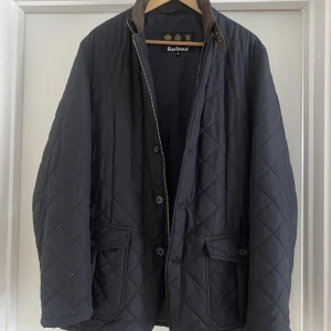 Barbour Chelsea jacket. - Wäljer den för att jag gått ner i vikt och den passar inte längre den är i fint skick, sparsamt använd. Marinblå. Det är en XL men skulle säga att den är ner mot en L. 