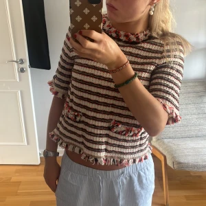 Zara topp - Säljer denna snygga zara topp då den inte kommer till användning längre. Den är i storlek L men passar bra på mig som är S. Pris 200kr + 60kr frakt. 