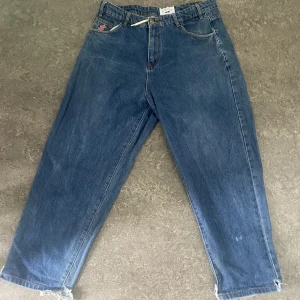 Cash only jeans - Ett par dunder baggy fett draingang cash only jeans. Klippta lite där nere men det går o fixa dunder enkelt. Storlek 34. Skriv för fler bilder osv