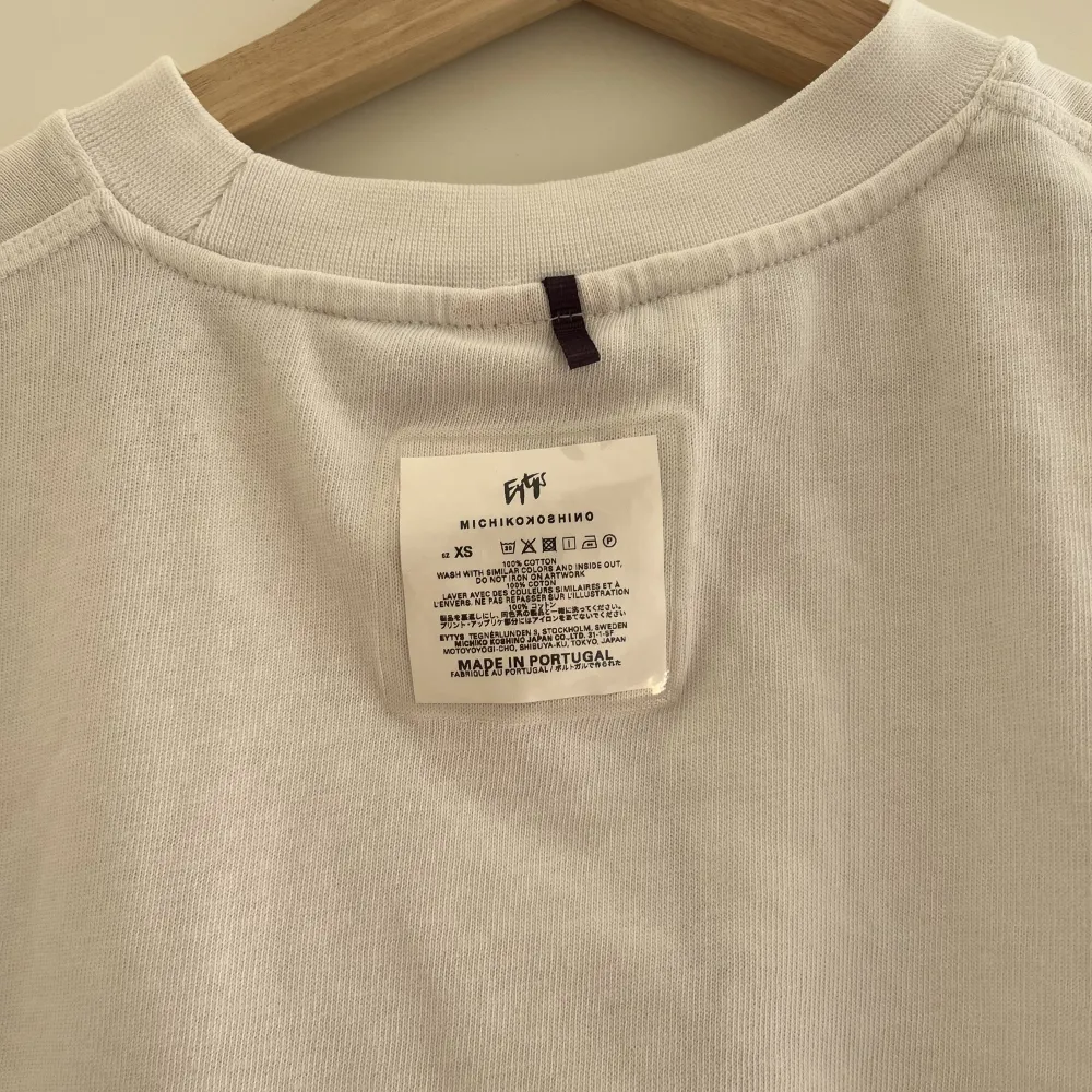 Säljer denna tshirt från eytys i xs. Knappt använd och i väldigt bra skick🤍🤍. T-shirts.