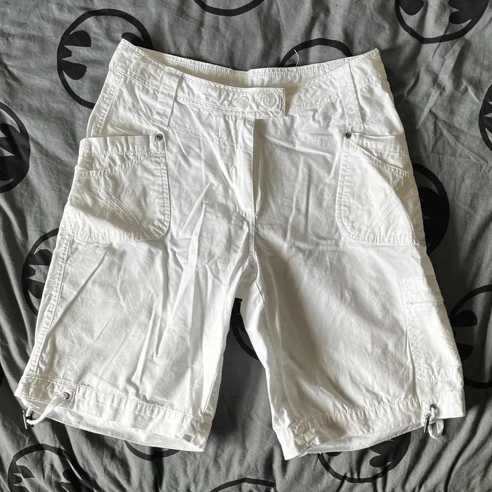 Vita cargo shorts från Never mind. Lätt genomskinliga. Tunna och perfekt för sommaren! Står ej för postens slarv! Har även katt i hemmet. Shorts.