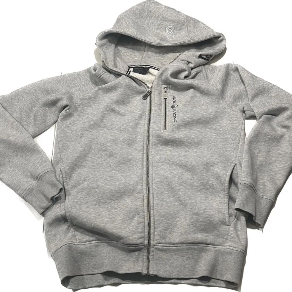En jättefin zip hoodie i mycket bra skick och har inga defekter. (Den är lite stor i storleken så passar även nån som har strl M). Tröjor & Koftor.