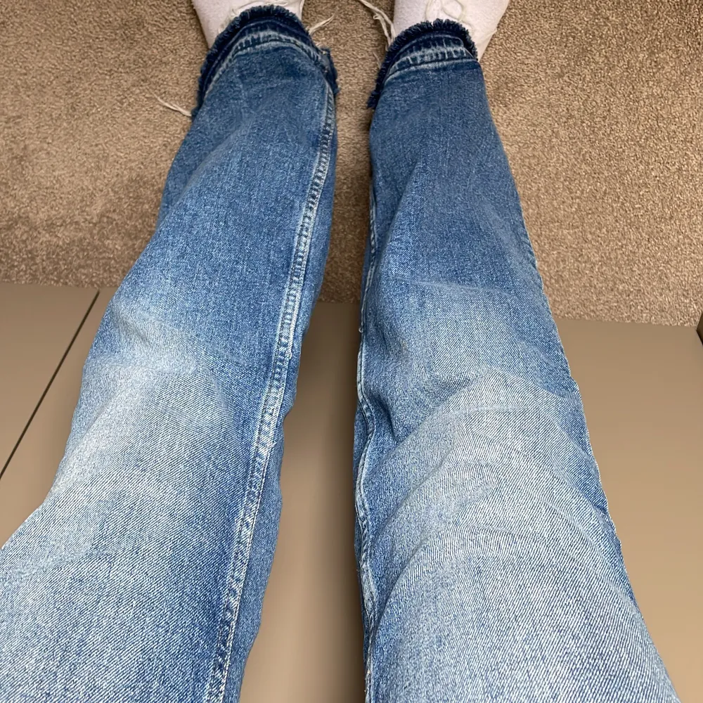 Säljer dessa Bootcut jeans Dessa har hög midja och är långa i benen! De är uppsträttade där nere! Säljer pga att de är för små! Dem är ifrån H&M och har den perfekta blåa färgen!!. Jeans & Byxor.