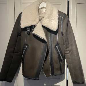 Jacka från H&M - Mörkgrön mockajacka från H&M, fint skick bortsett från ett litet släpp( se bild 2) . 