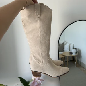 Boots  - Skitsnygga boots, helt oanvända! Skulle säga att de passar en 39-40