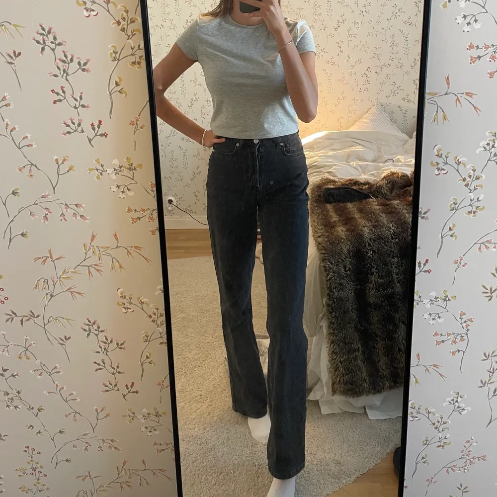 Gråa/svarta jeans från Bikbok! De är i storlek 26 och i längd 32, och är långa på mig som är 173 cm lång. . Jeans & Byxor.