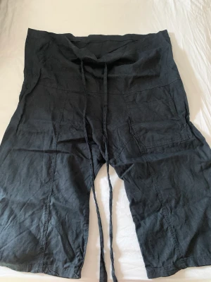 Linnebyxa - Svart linnebyxa i oversize modell. Typ som en thaibyxa. Knyts ihop. Från Mads Norgaard. 