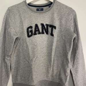 Gant tröja - Säljer nu denna tröjan då den inte kommer till användning längre. Använd fåtal gånger så mycket bra skick. Storlek 164 (den är som en Xs). Köparen står för frakten!