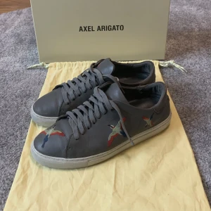 Axel Arigato  - Säljer Axel Arigato skor då jag inte använder dom längre. Nypris 2400 mitt pris 650, Box och Dustbag tillkommer, Hör av er om ni har några frågor🤙