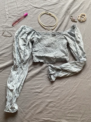BLÅ BLUS - Blå blus som jag tror orginellt är från hm. Den är jättesöt och har använt den vid tillfällen jag vill känna mig extra fin tillsammans med ett pärlhalsband. Använder köp nu och katt finns i hemmet!