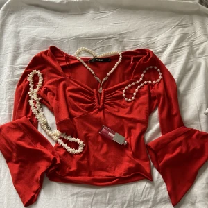 Röd tröja  - Världens sötaste tröja från BikBok, köpt förra sommaren men jag använder den inte längre. Använt lagom mycket men är i bra skick.