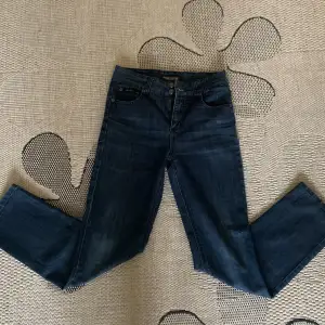 Högmidjade mörkblåa vintage marc lauge jeans till salu. Fint skick och fin färg, även väldigt bekväma. Skriv för mer info eller mer bilder 💕💕