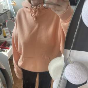 aprikosfärgad hoodie ifrån bikbok. väldigt tjock och fin i passformen
