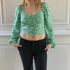 Söt grönblommig blus - Blus med vida ärmar i fint fall. Lapp bortklippt men märke bikbok. Storlek 36. Fin grön nyans och snyggt mönster.