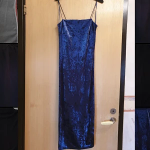 Blå festklänning - Den här snygga klänningen från Ginatricot är i storlek xs. Den är helt oanvänd på den är för liten på mig. Den satt som en smäck när jag köpte den. Köparen står för frakten ❤️