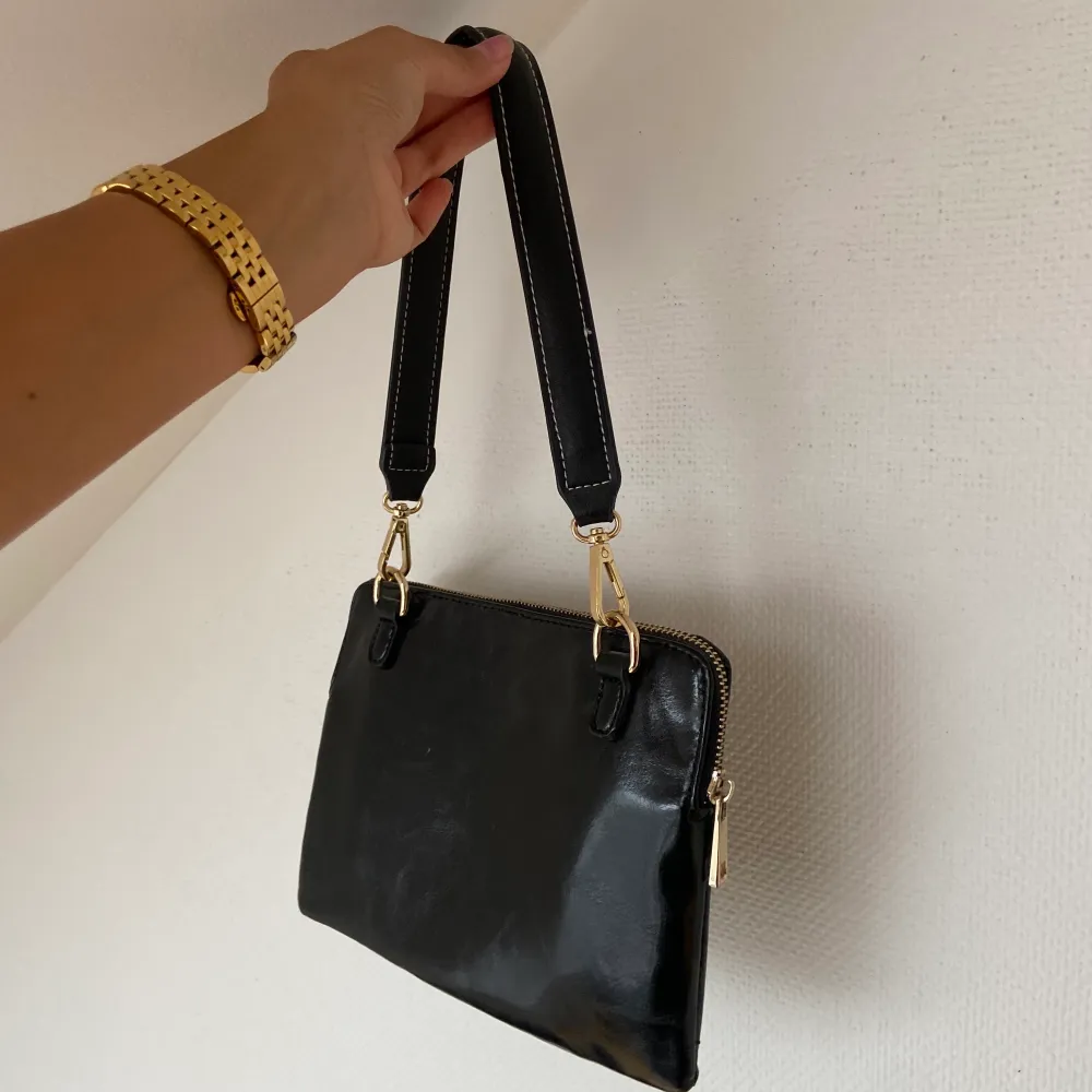 Supersnygg och elegant svart väska som passar perfekt för att ha med på fest, när man är ute på stan eller om man ska ut på middag!🤩 Man kan byta band på väskan ifall man vill det.. Väskor.