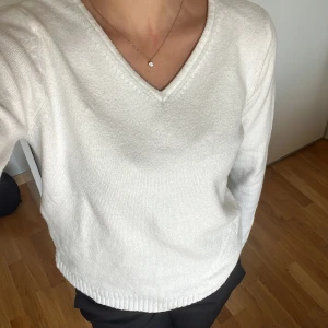 Stickad tröja - Säljer den fina men basic tröja då den inte kommer till andvändning längre🤍