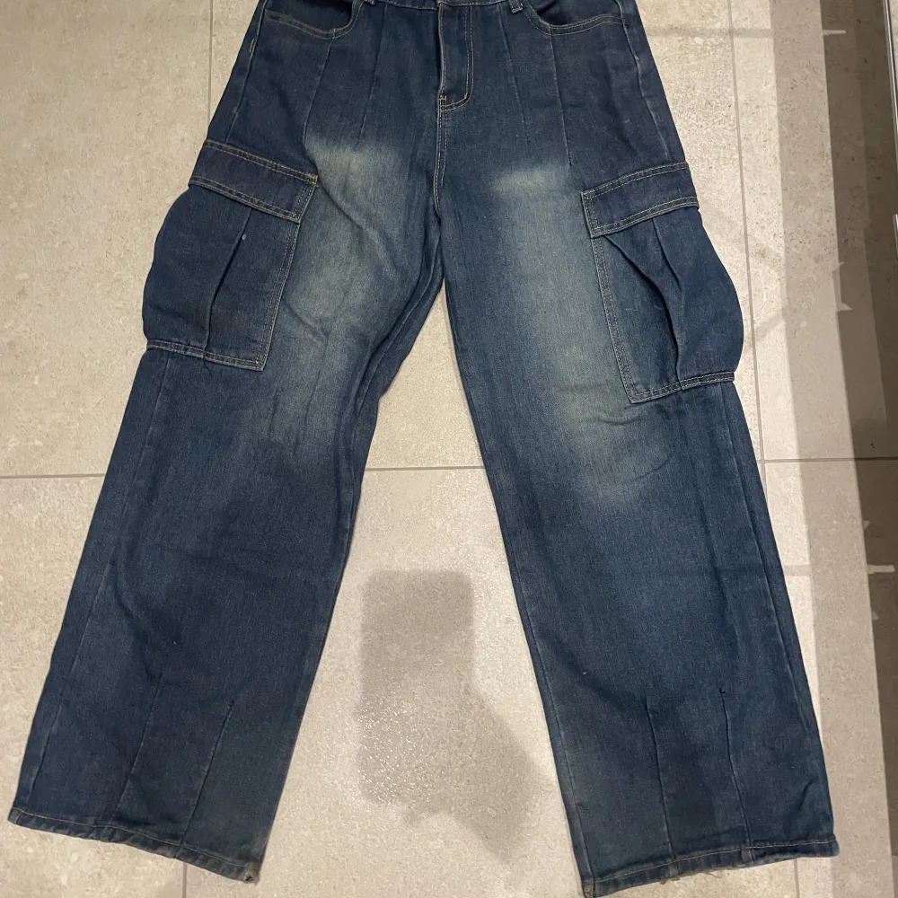 Snygga jeans i storlek W29 L32. Lite slitna i hälen men inga större defekter!. Jeans & Byxor.