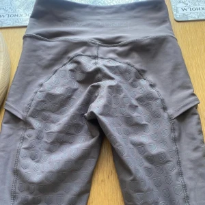 Maya delorez ridbyxor  - säljer mina bruna maya delorez ridbyxor, endast testade. Pris kan diskuteras:)  skriv privat för fler bilder