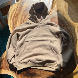 Nike hoodie  - En riktigt nice Nike hoodie. Storlek M men passar L också. Den är väldig tjock och har ett bra materia. Oversized och lite vintage.😃