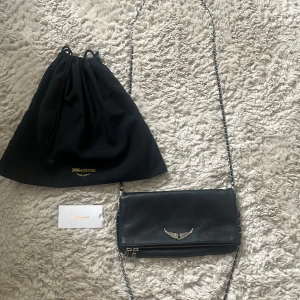 Zadig Voltaire väska - Intressekoll. Jätte fin Zadig väska i väldigt bra skick den har lite smink i sig men man märker det knappast. 3 fack och 1 till i väskan.