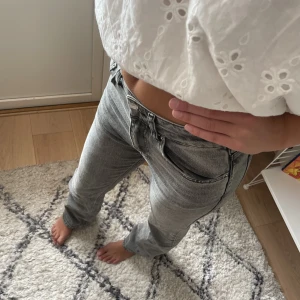 Gråa jeans  - Säljer dessa gråa Mid waist jeansen med lite högre midja💕jeansen passar på någon som är ganska lång och ganska smal då dom sitter ganska tight i midjan❤️jättebra skick då dom inte är använda så många gånger🥰nypris 499