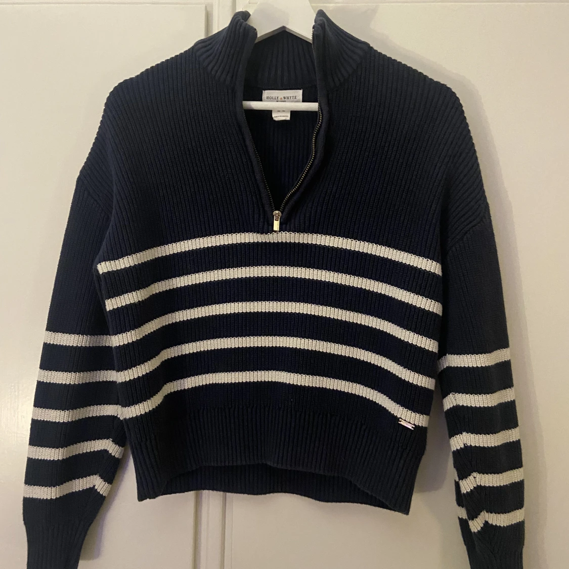 Stickad marinblå tröja