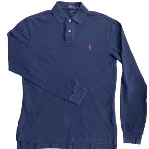 Ralph Lauren, Piké - ✨Super fräsch Ralph Lauren piké men långa armar, knapparna och etiketterna i superfint skick✨  Sthlmtrend.se