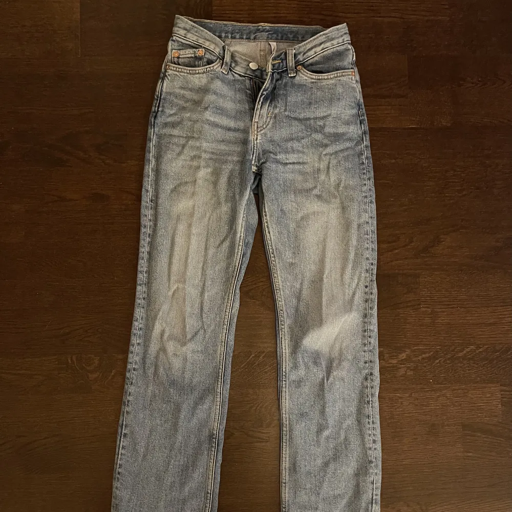 Säljer dessa fina jeans då dom blivit för små. Superfina och väldigt lite använda! Köparen står för frakt. Jeans & Byxor.