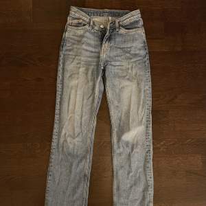 Säljer dessa fina jeans då dom blivit för små. Superfina och väldigt lite använda! Köparen står för frakt