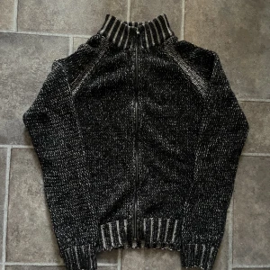 Stickad tröja - Stickad tröja i ullblandning. Passar s-m. Pris går att diskuttera och alltid rabbat vid köp av fler varor