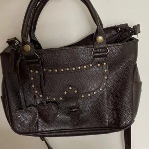 Brun väska - Jättegullig brun väska som ej kommer till användning. Justerbart axelband! Köpt för några månader sedan för 200kr. FLER BILDER MED DETALJER FINNS I MITT ANDRA INLÄGG