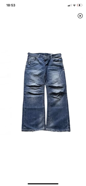 Jack and Jones Jeans - Säljer dessa jeans som jag köpte här på plick. Säljer då det knappt blivit använda och de lite para knas. Bra cond kom priv för frågor