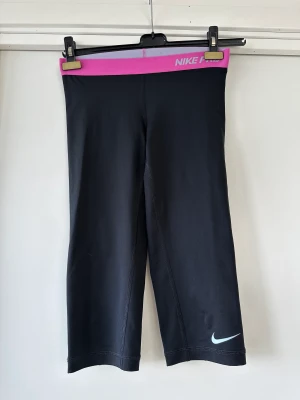 Nike tights - Korta Nike tights som slutar ungefär under knät. Väldigt sköna! 
