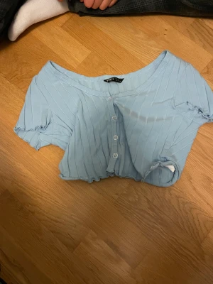 Kort armar tröja  - En jätte fin blå kort armad tröja tyvärr lite för kort för mig i magen älskar den annars jätte fint skick.  